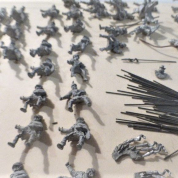 Huge Lot of LEAD Figures Lead WARRIORS Lead Men Unpainted Lead Figurines Dungeon - Picture 5 of 15